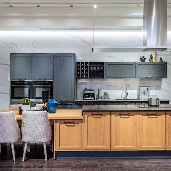 Transitional Style Red Oak Straight-Line Kitchen with Island PLCC18012